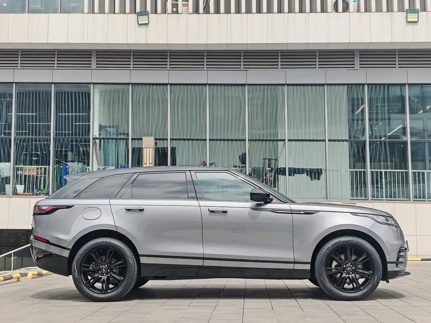 Land Rover Range Rover Velar 2021 P250 Gloss Black Collector's Edition фото 5