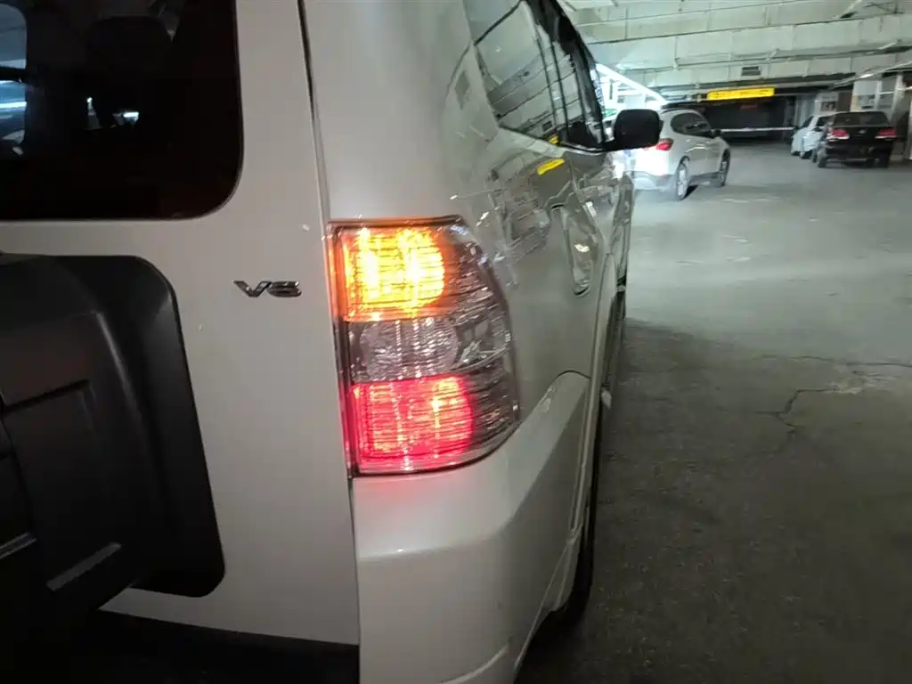 Mitsubishi Pajero (Import) 2016 3.0L Automatic Standard (China IV) фото 8