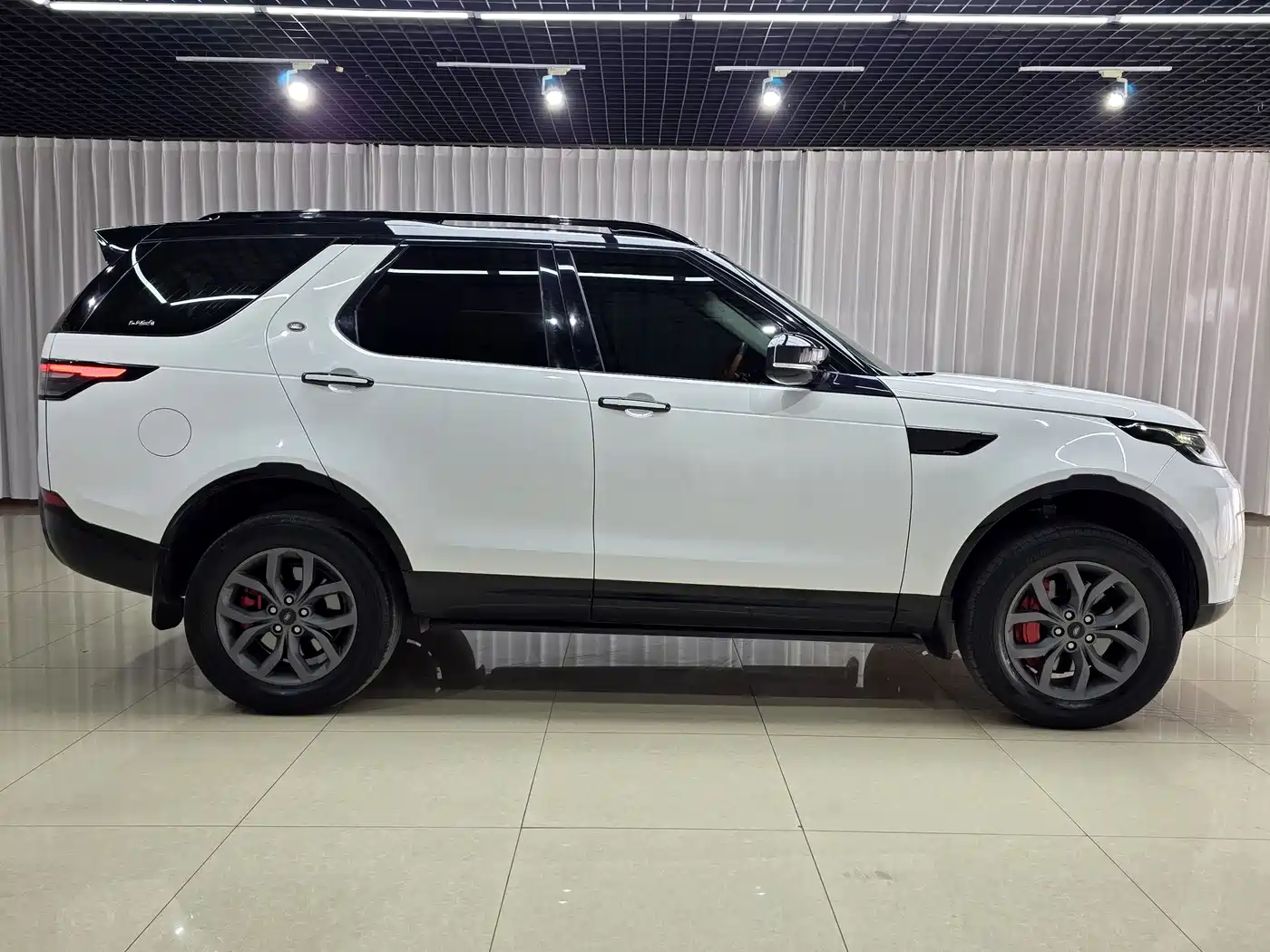 Land Rover Discovery 2018 3.0 SC V6 SE фото 4