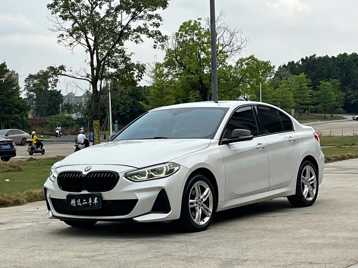 BMW 1 Series 2022 120i M Sport Shadow Edition фото 3