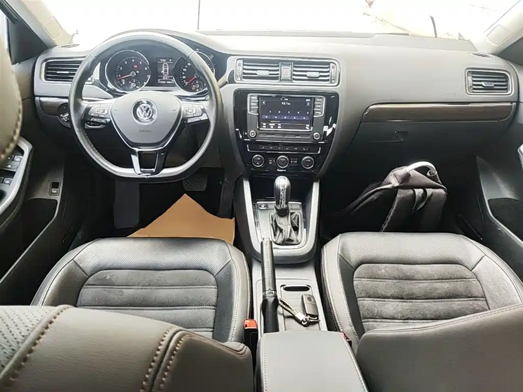 Volkswagen Sagitar 2017 230TSI Automatic Luxury фото 10
