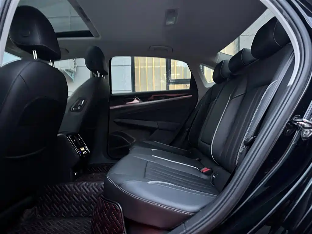 Volkswagen Passat 2023 280TSI Elite Edition фото 16