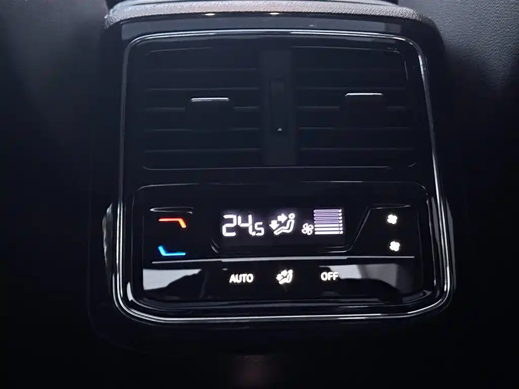 Volkswagen Passat 2023 280TSI Elite Edition фото 12
