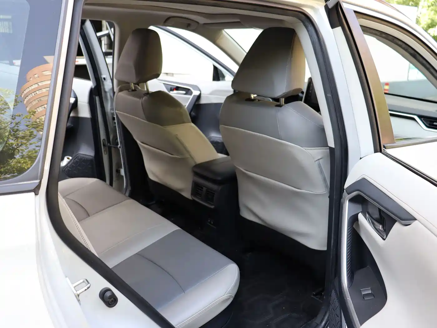 Toyota RAV4 Rongfang 2020 Hybrid 2.5L E-CVT AWD Flagship Edition фото 7