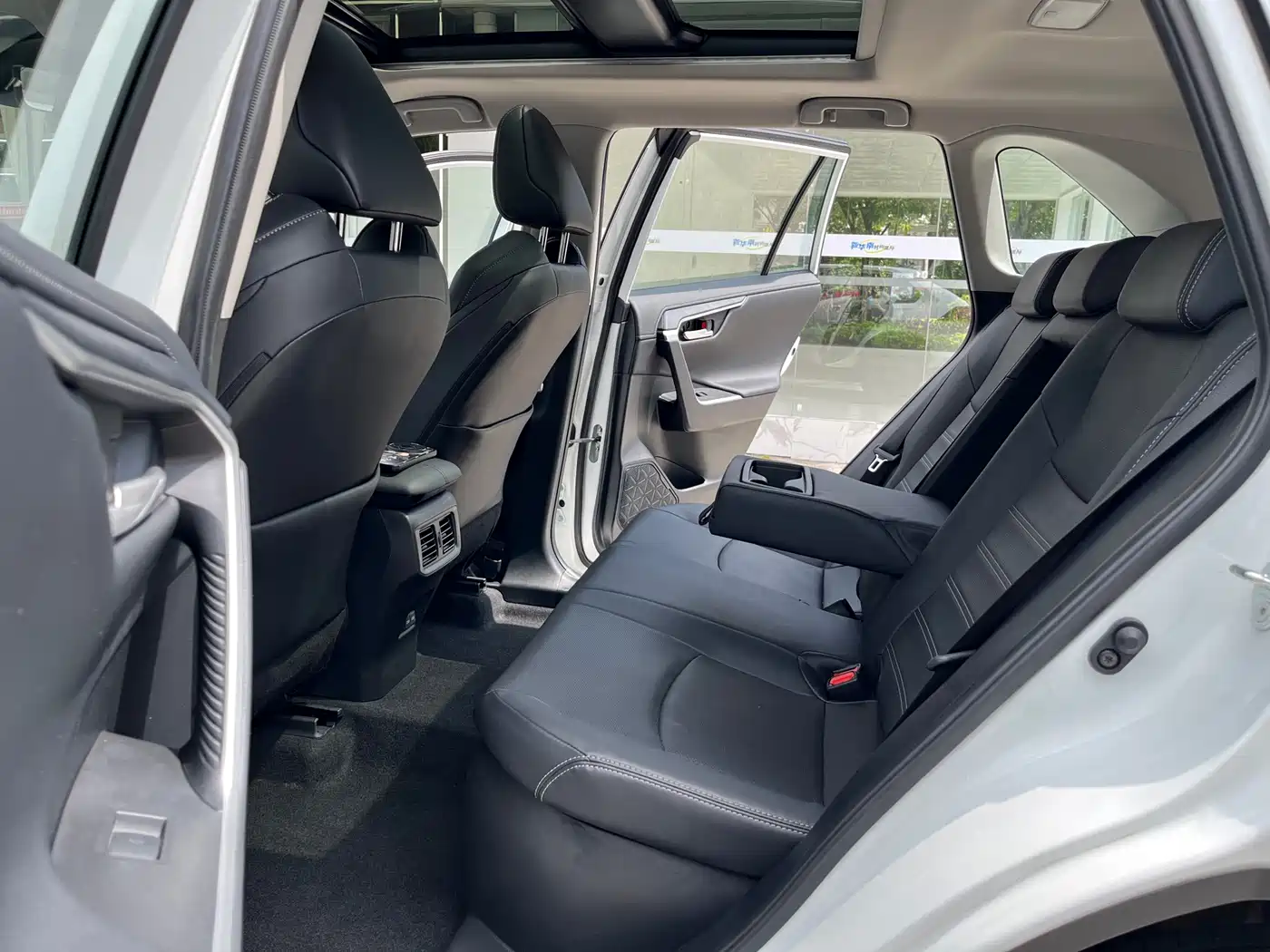 Toyota Wildlander 2023 Hybrid 2.5L E-CVT AWD Premium Edition фото 14