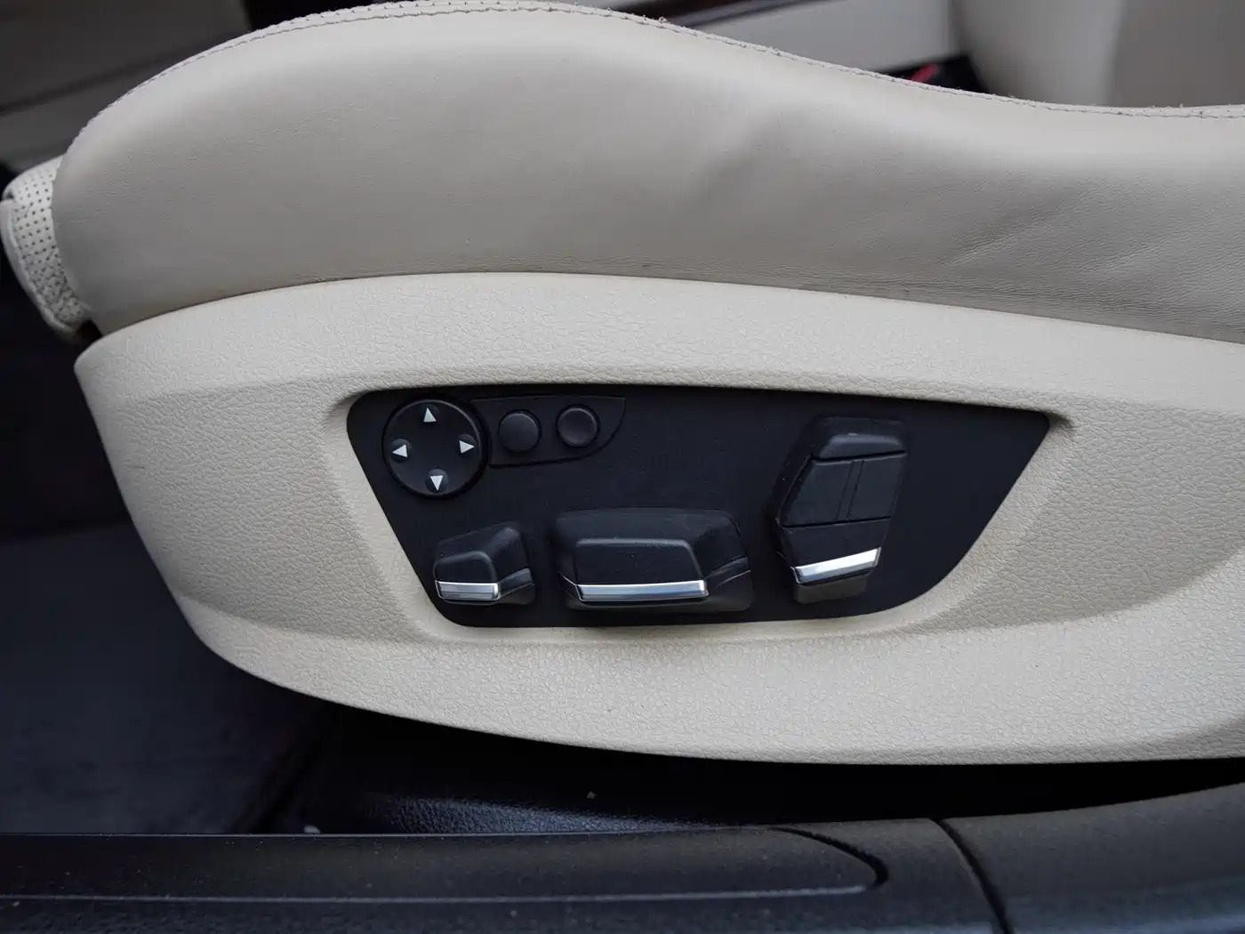 BMW 7 Series 2010 760Li фото 20