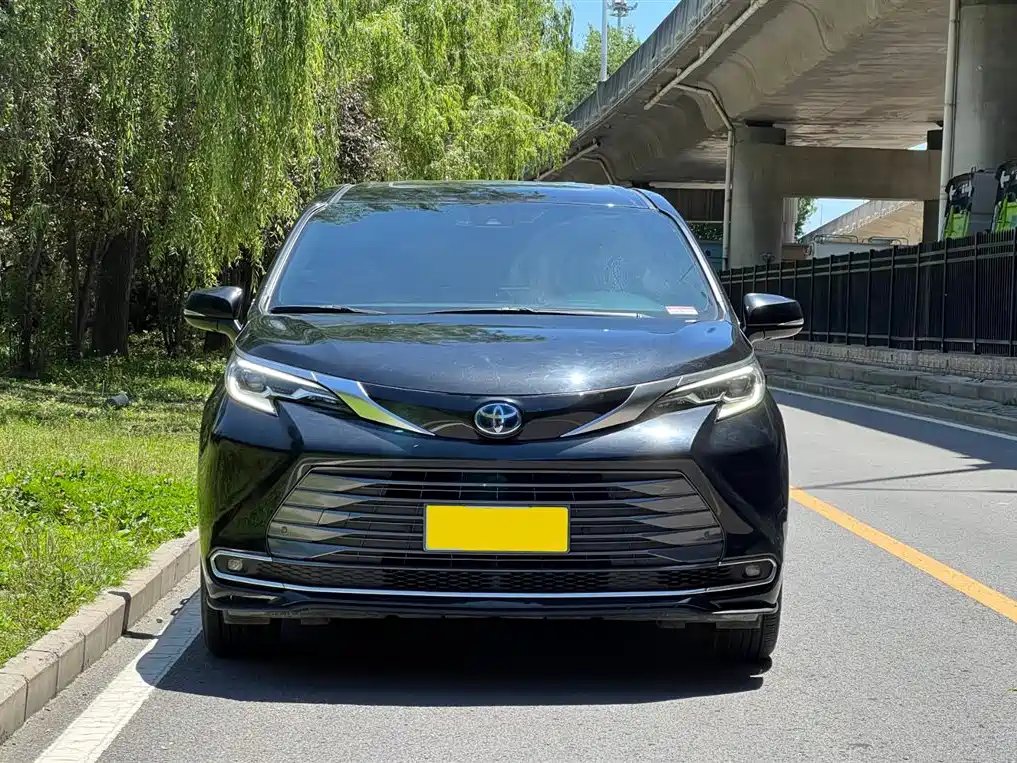 Toyota Sienna 2021 2.5L Hybrid Premium Edition фото 2