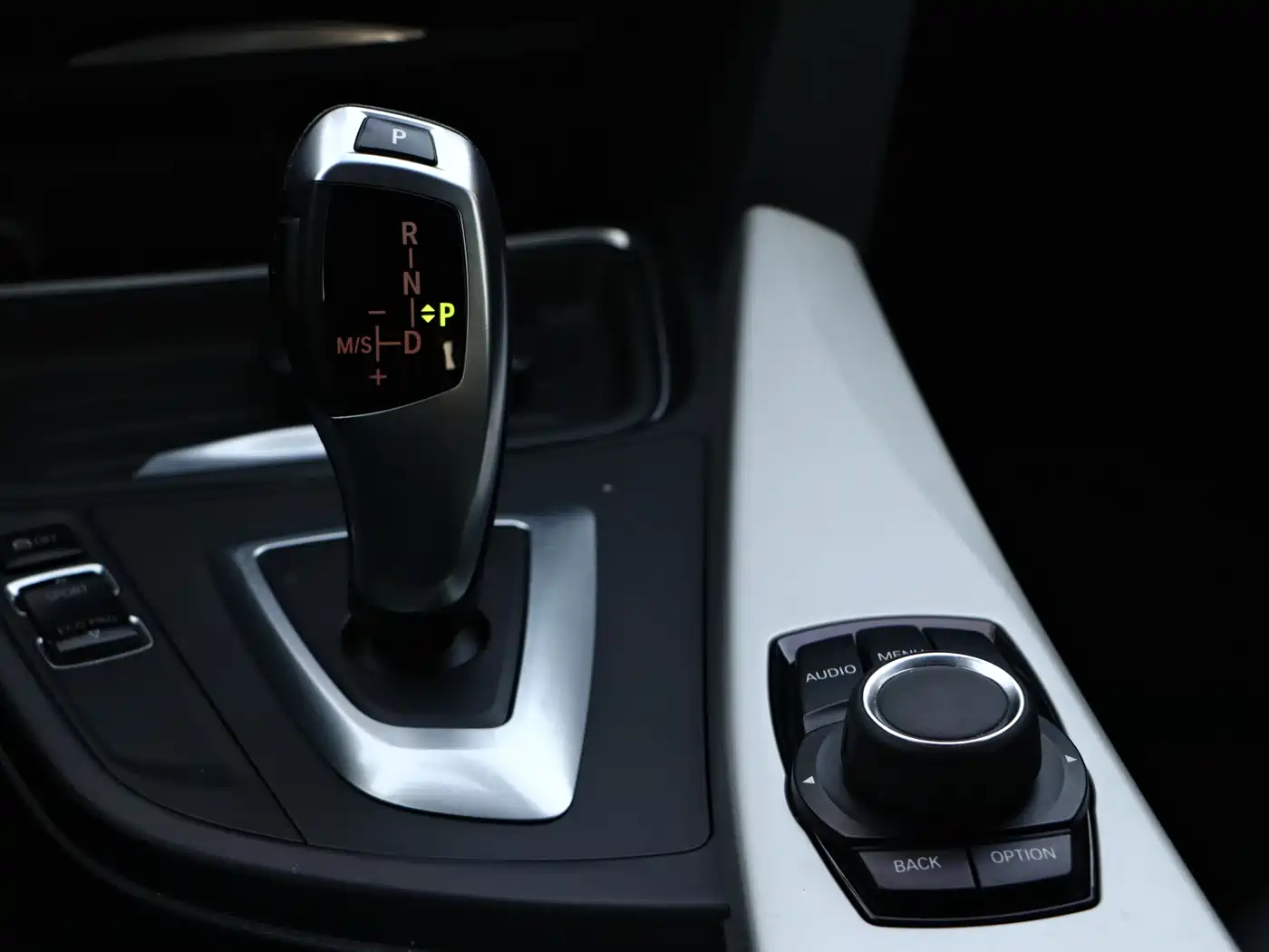 BMW 3 Series GT 2013 Model 320i Leading фото 19