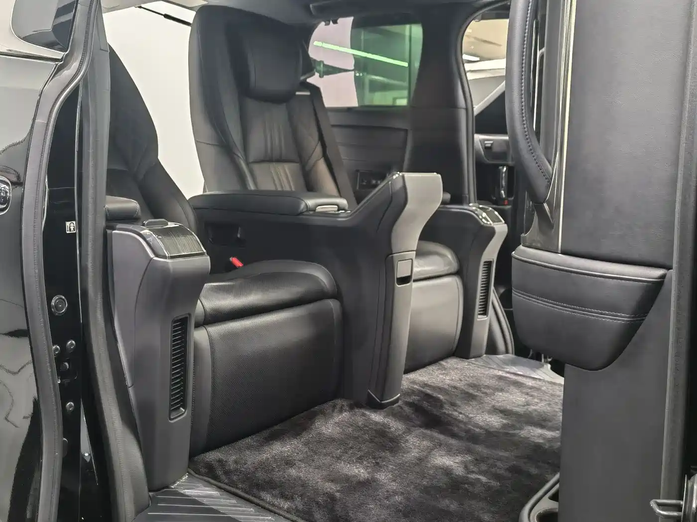 Lexus LM 2020 300h 4-Seat Imperial Edition фото 13