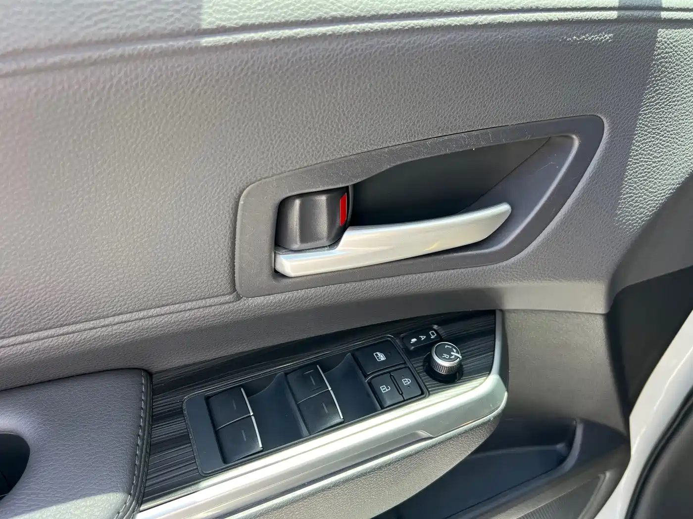 Toyota Sienna 2021 2.5L Hybrid Premium Edition фото 5