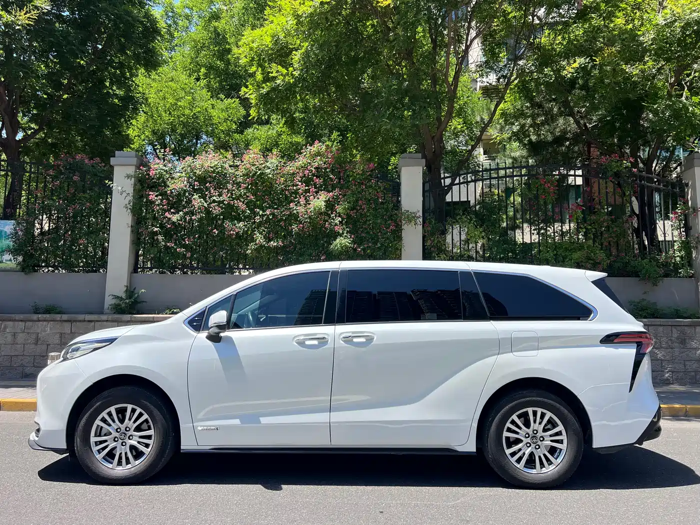 Toyota Sienna 2021 2.5L Hybrid Premium Edition фото 2