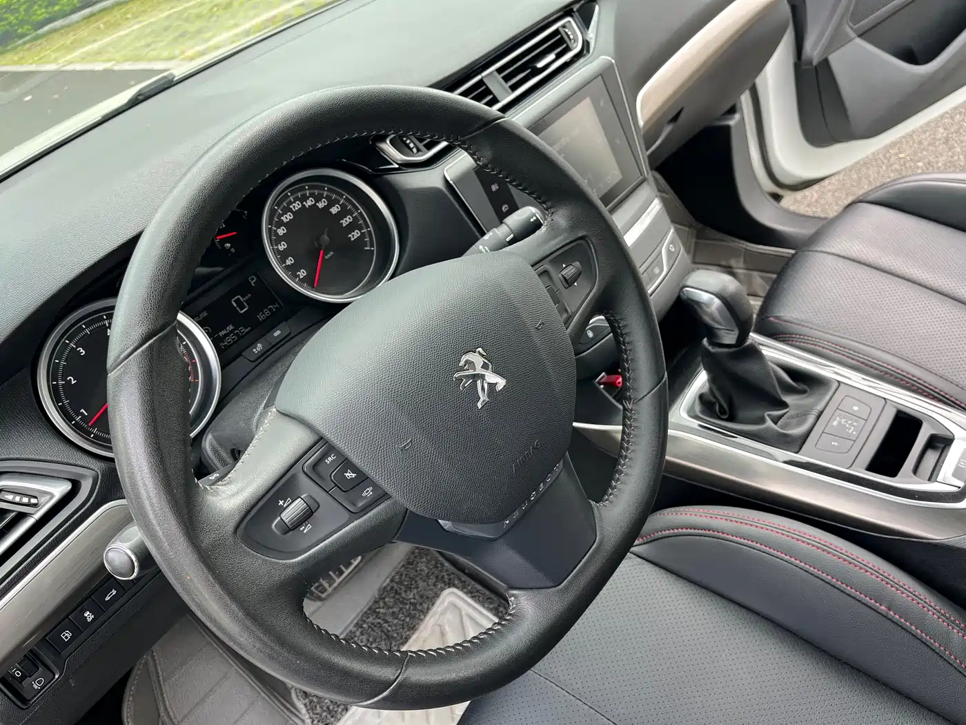Peugeot 408 2016 1.6T Automatic Luxury Edition фото 16