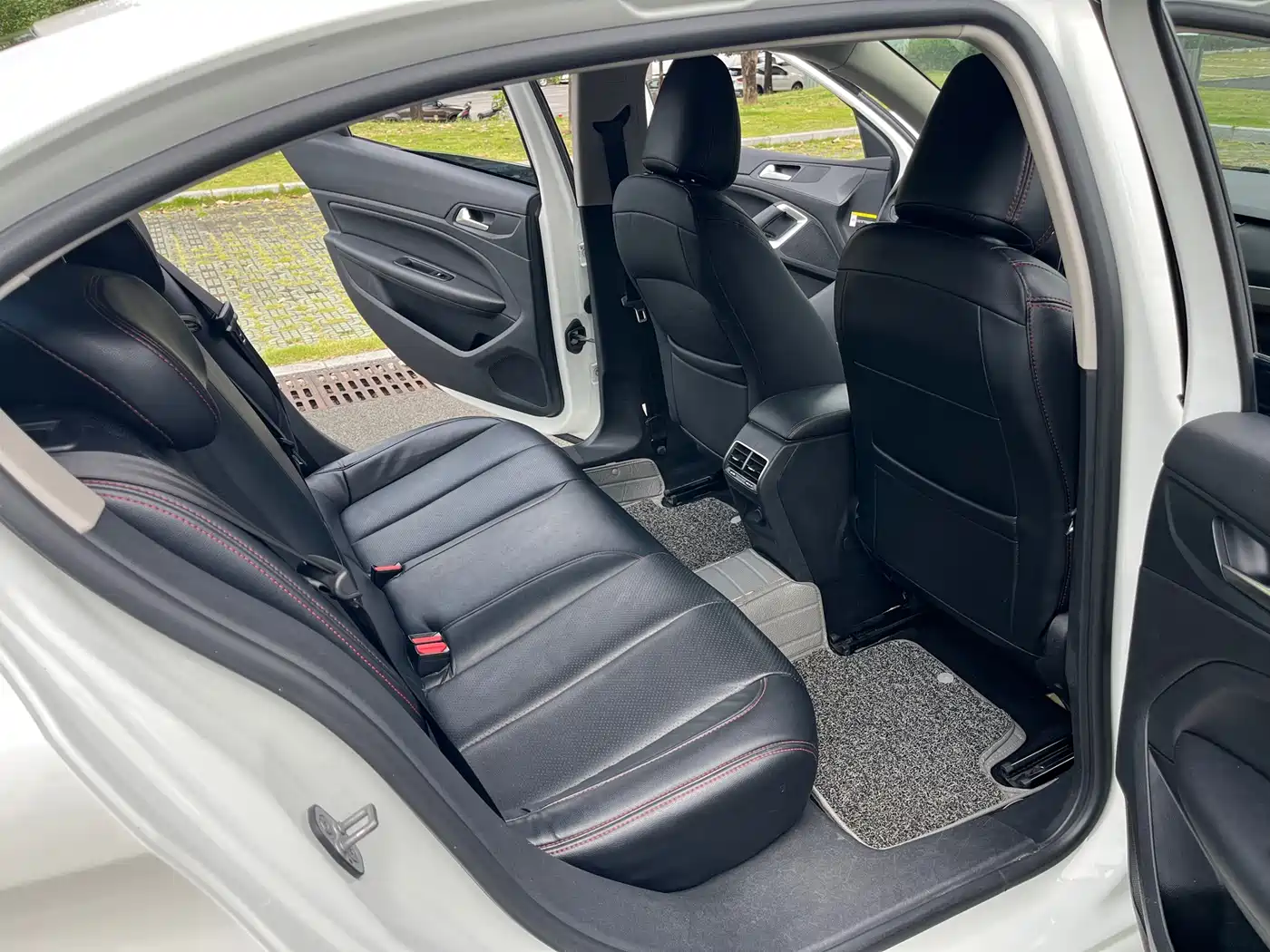 Peugeot 408 2016 1.6T Automatic Luxury Edition фото 11