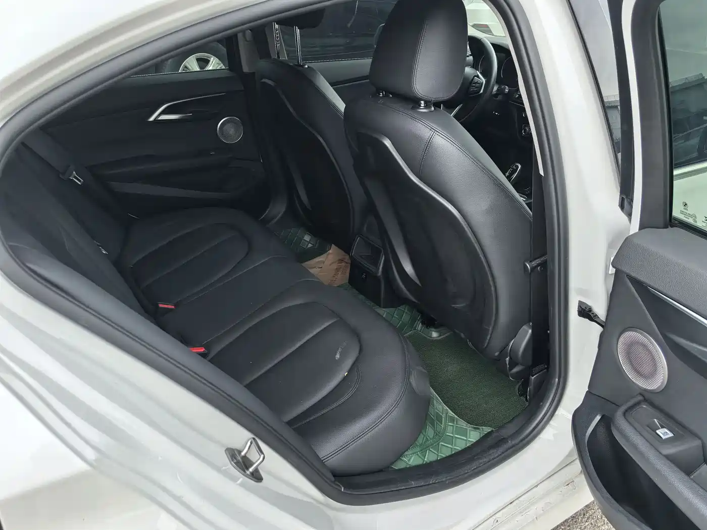 BMW 1 Series 2023 120i M Sport фото 12