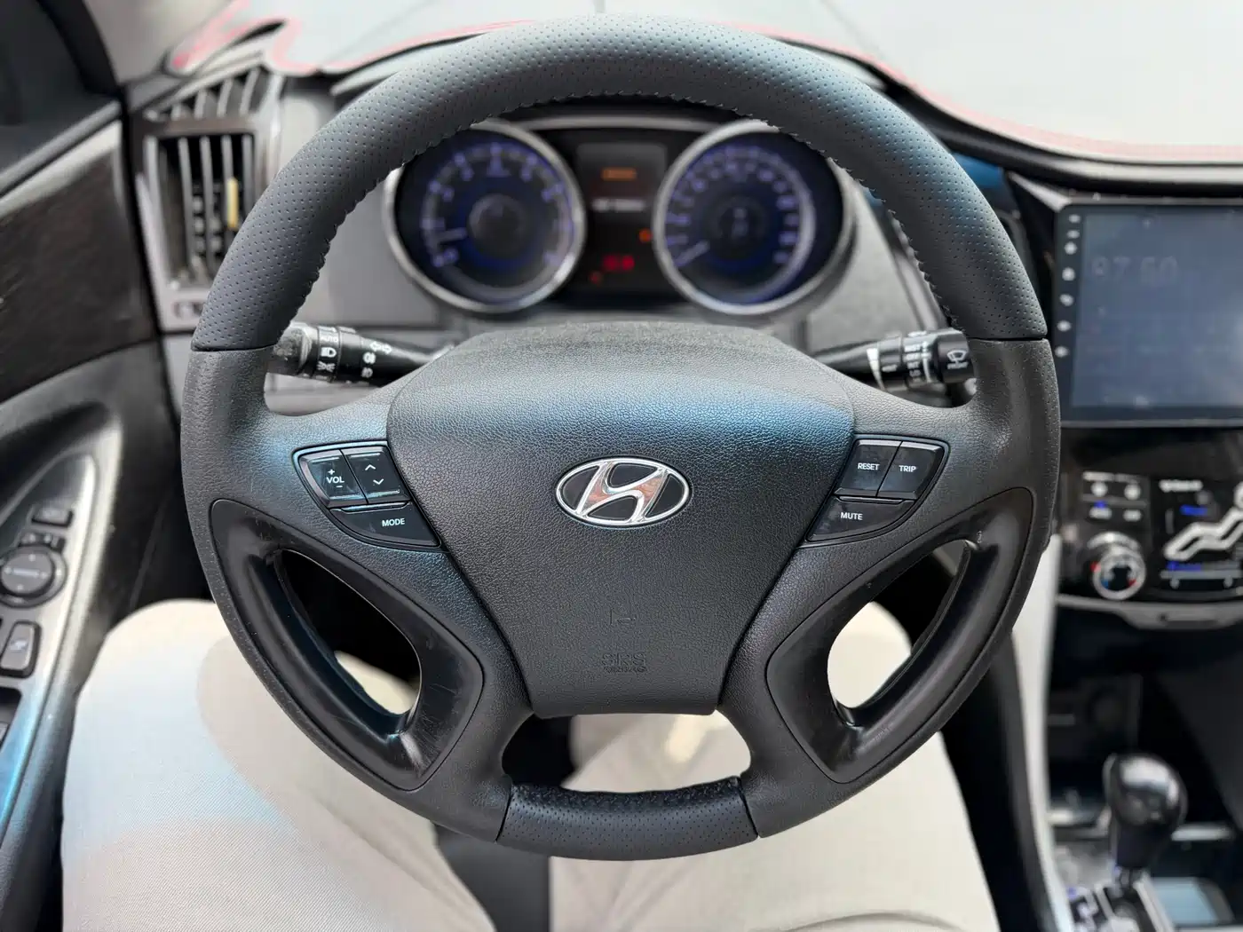 Hyundai Sonata 2011 2.0L Auto Supreme Edition фото 14