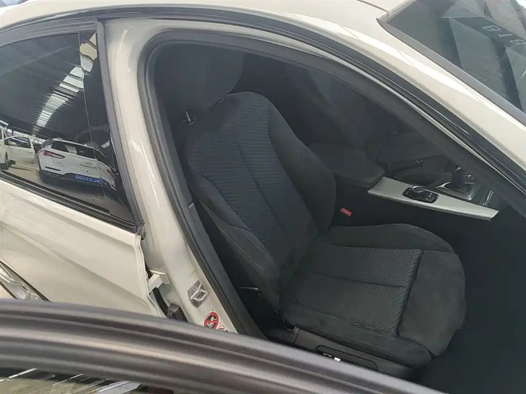 BMW 3 Series 2017 320i M Sport фото 25