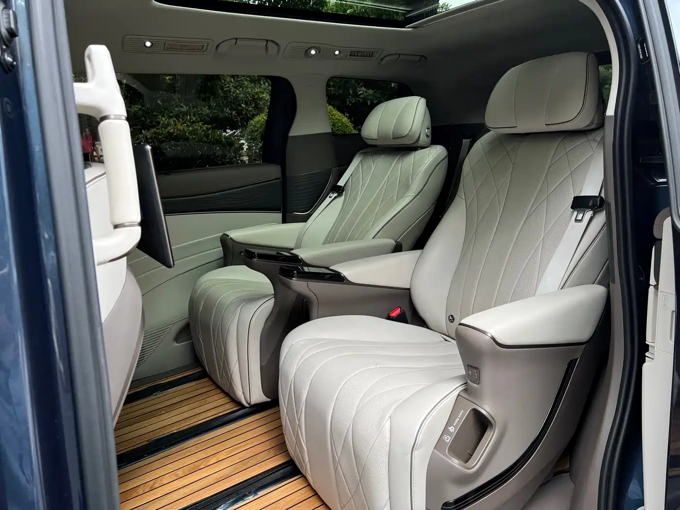 Denza D9 2022 DM-i 970 AWD Flagship фото 9