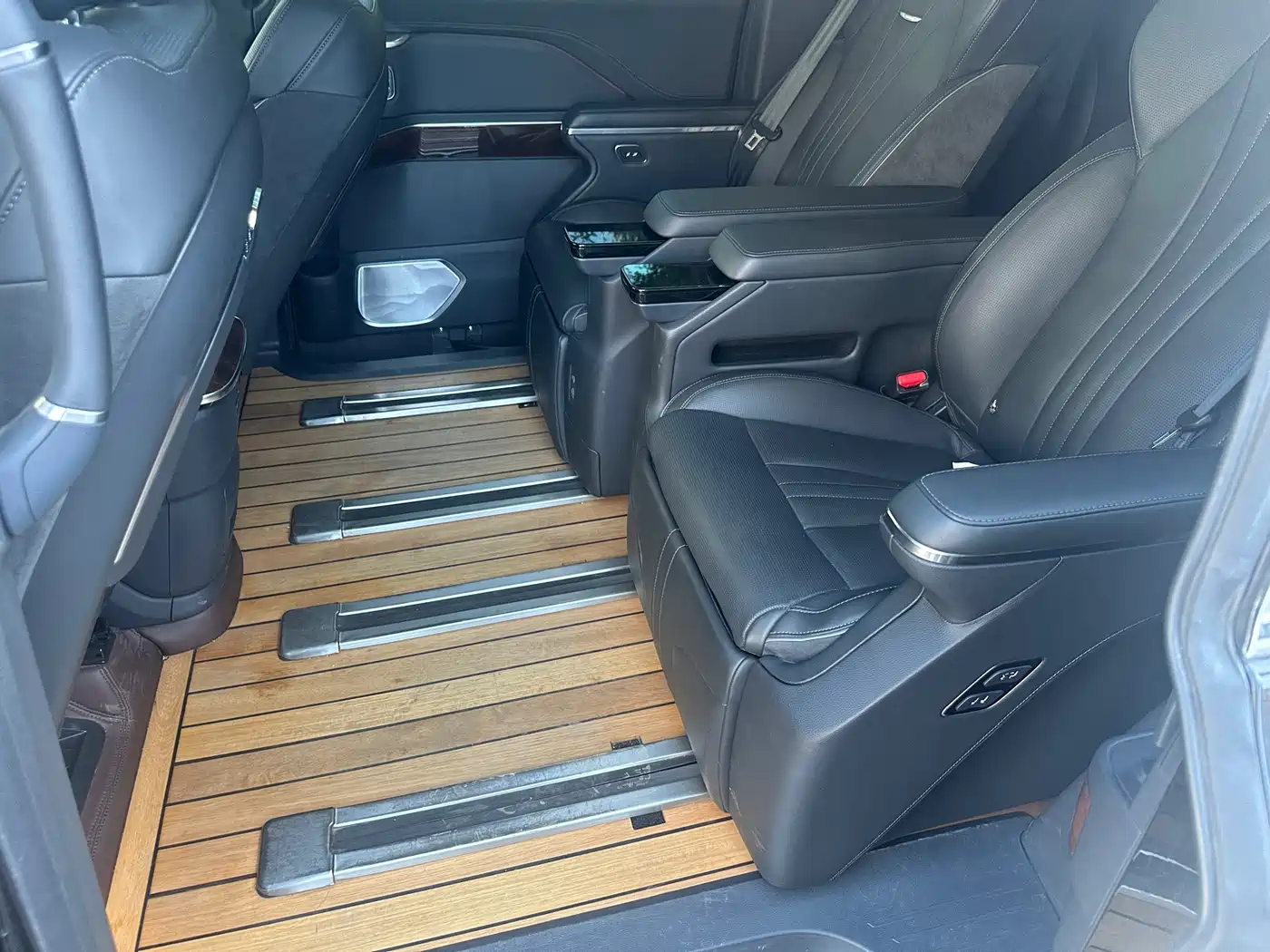 Hongqi HQ9 2023 2.0T Smart Connect Flag Enjoy Edition фото 5