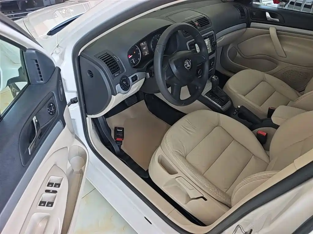 Škoda Octavia 2015 Classic 1.6L Automatic Elite Edition фото 16