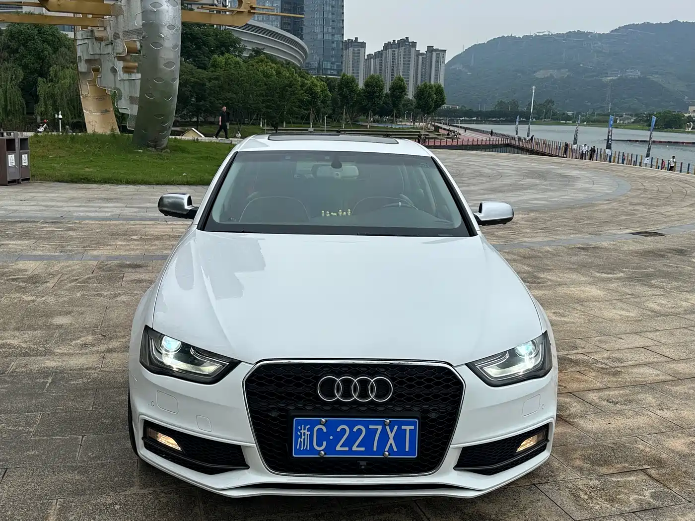 Audi A4L 2013 40 TFSI quattro Personality Sport фото 2