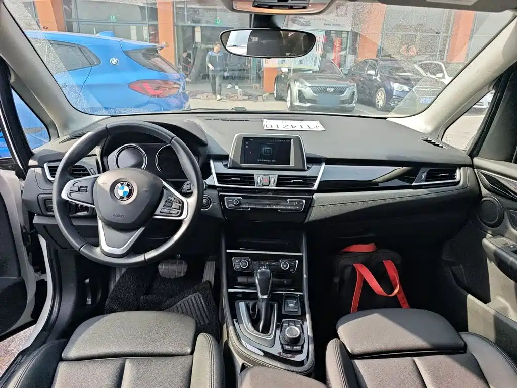 BMW 2 Series Touring 2018 218i M Sport Package фото 10