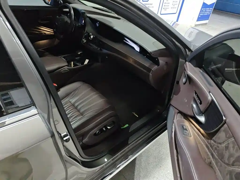 Lexus LS 2018 500h Luxury Edition China V фото 7