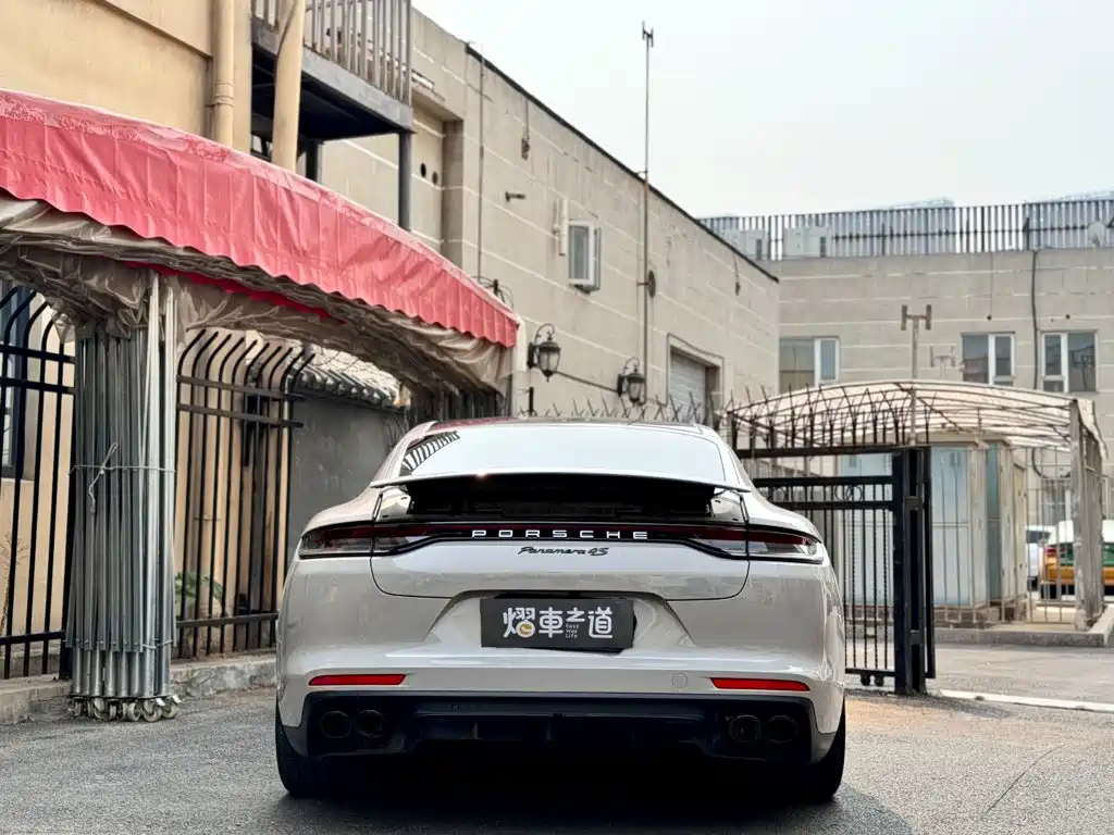 Photo 4 - Porsche Panamera