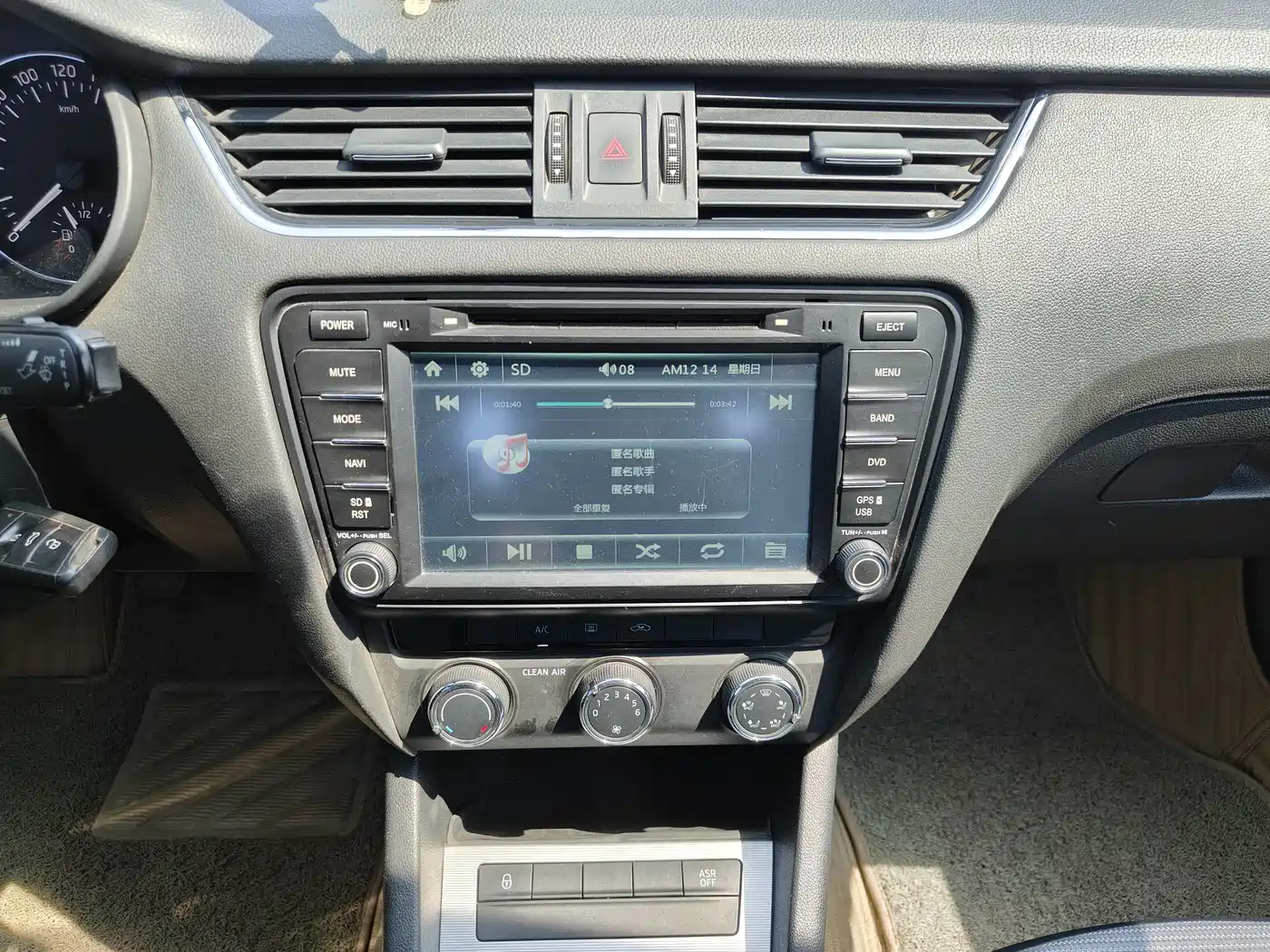Škoda Octavia 2016 1.6L Manual Pioneer Edition фото 11