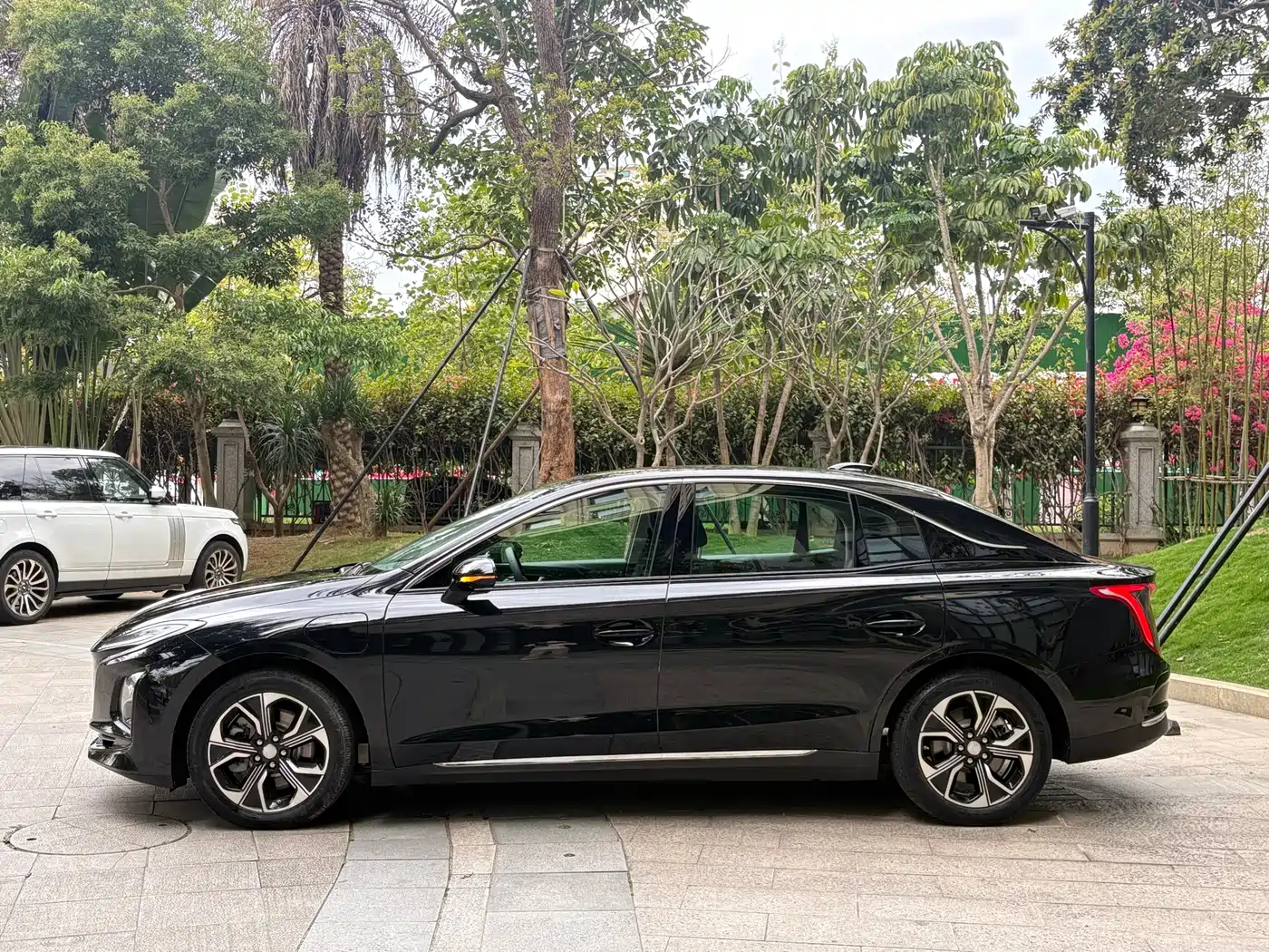 Hongqi E-QM5 2023 Basic Travel Edition фото 2