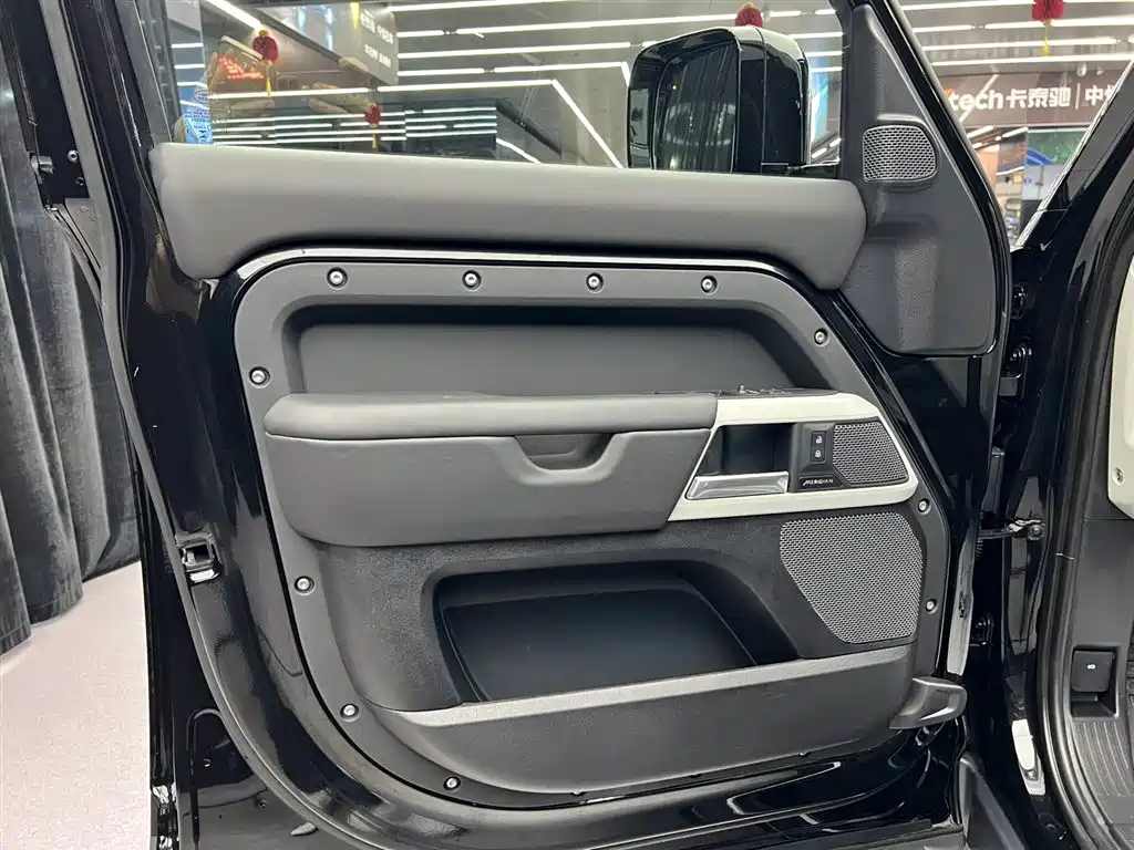 Land Rover Defender 2025 110 3.0T P400 X фото 21
