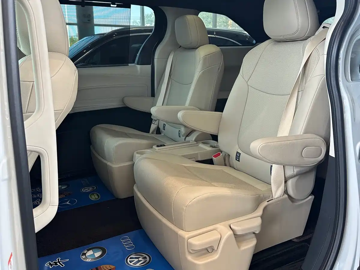 Toyota Granvia 2023 2.5L Hybrid Prestige PLUS Edition фото 8