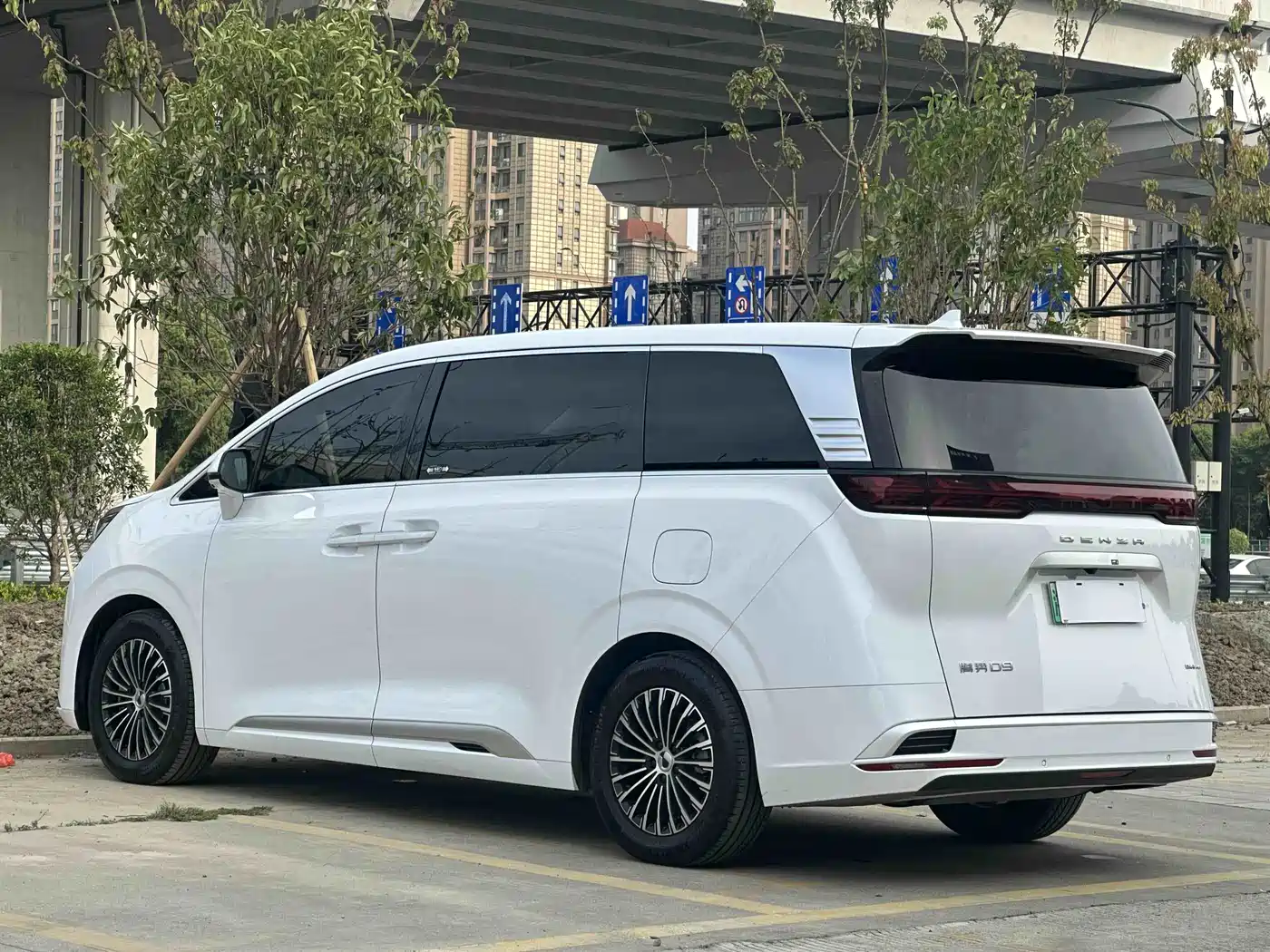 Denza D9 2024 DM-i 980 AWD Prestige фото 8
