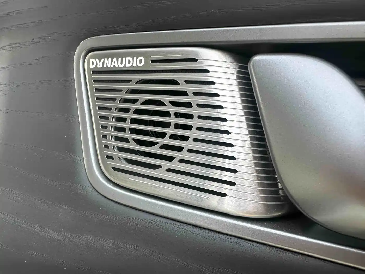 Denza D9 2024 DM-i 980 AWD Prestige фото 12