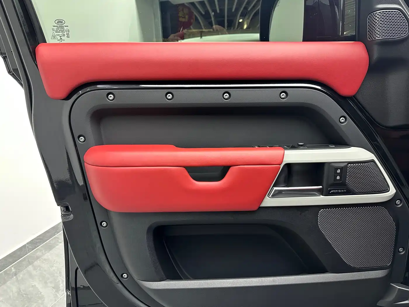 Land Rover Defender 2021 110 P400 SE фото 14