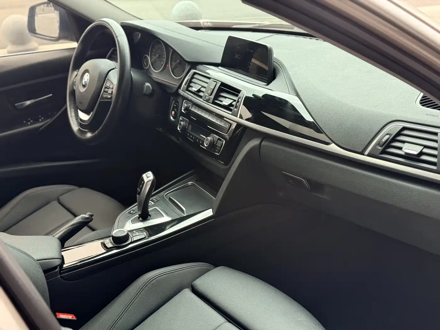 BMW 3 Series 2018 318Li фото 11