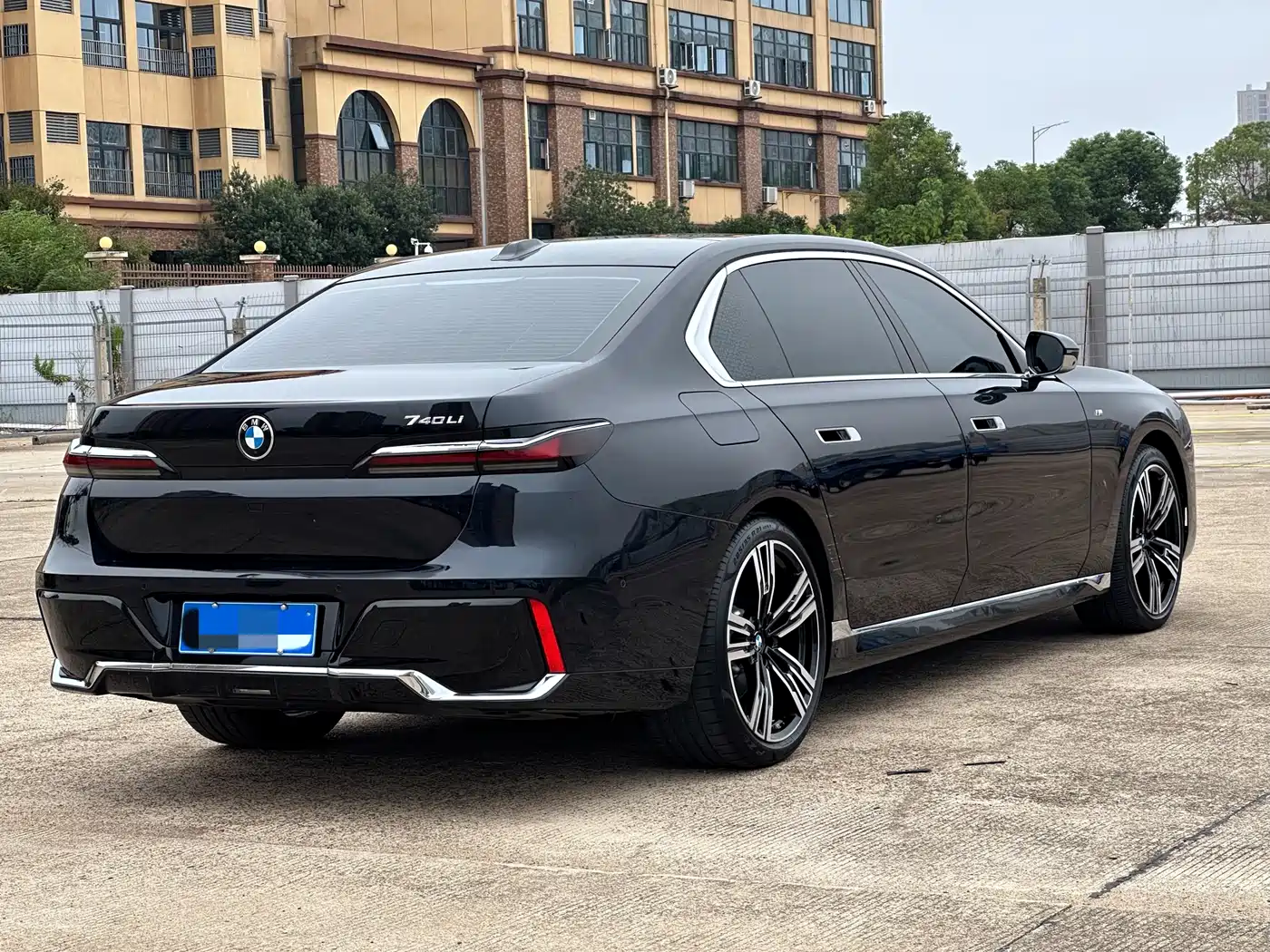 BMW 7 Series 2023 Facelift 740Li Exclusive M Sport Package фото 13