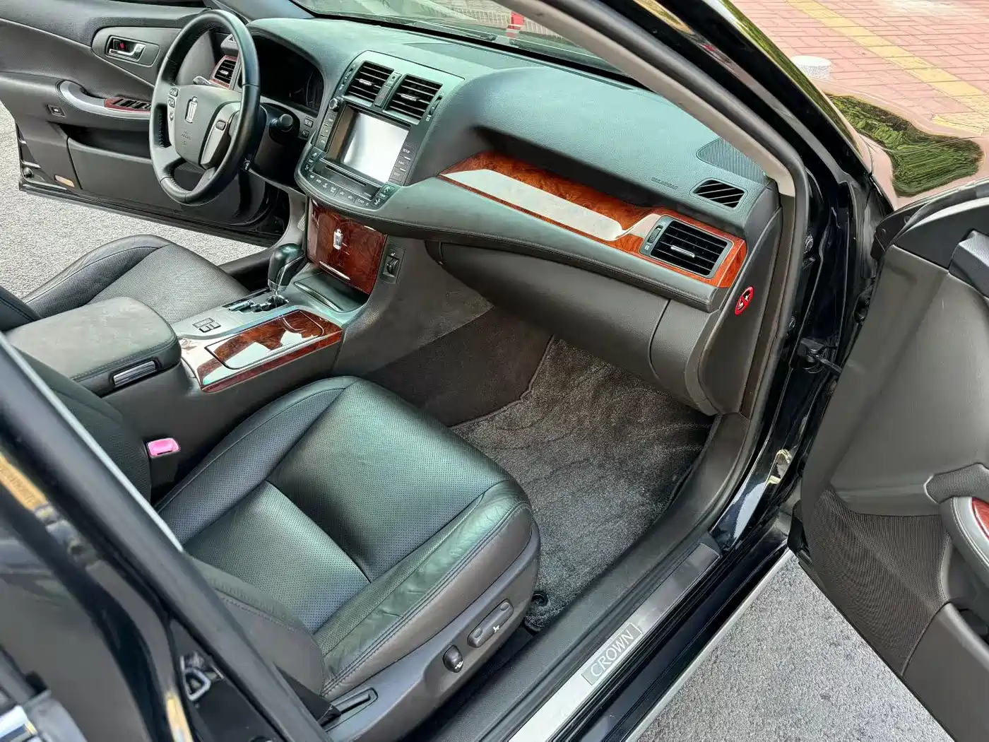 Toyota Crown 2012 2.5L Royal Leather Edition фото 6