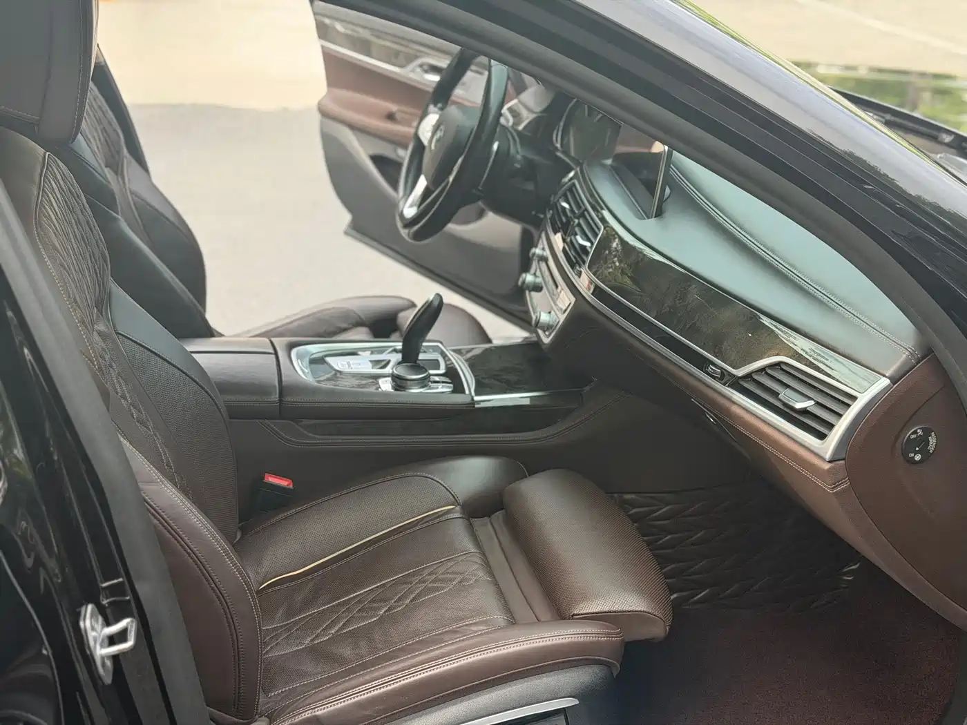 BMW 7 Series 2016 740Li Leading Edition фото 10
