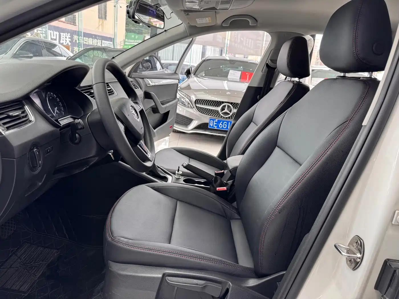 Škoda Octavia 2017 1.6L Automatic Pioneer Edition фото 6