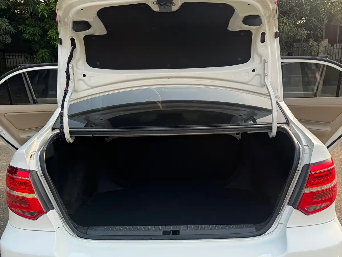 Toyota Corolla 2013 1.6L Automatic Luxury фото 11