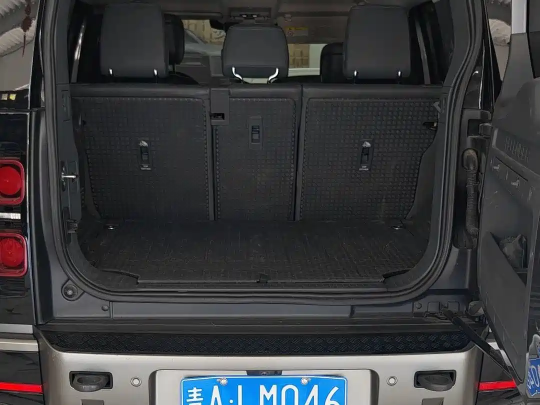 Photo 14 - Land Rover Defender