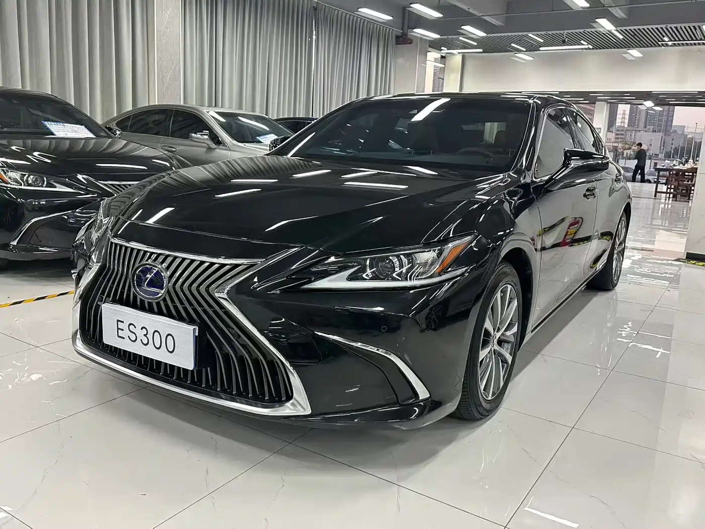 Lexus ES 2020 Model 300h Excellence Edition фото 3