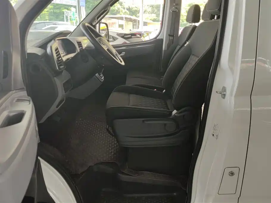 SAIC Maxus Xintu V80 2025 PRO Aoyun 2.0T AMT Short Wheelbase Medium Roof 5/6-Seater фото 9