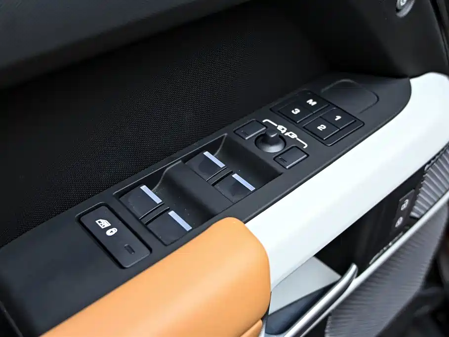 Land Rover Defender 2024 110 3.0T P400 Dark Special Edition фото 23