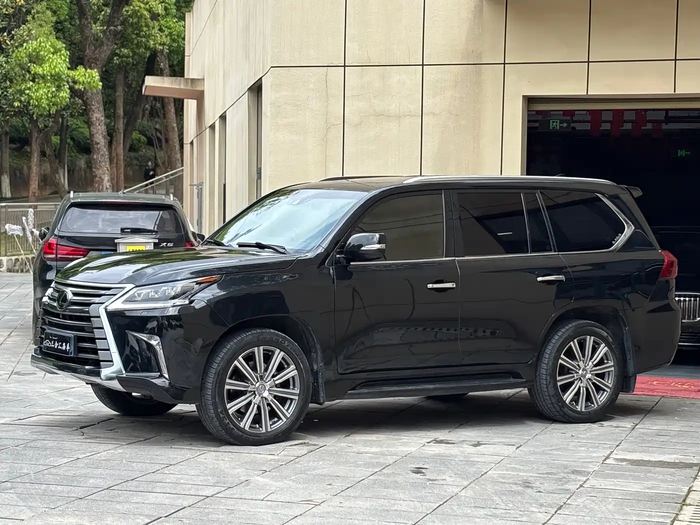 Lexus LX 2017 570 Prestige Luxury фото 2