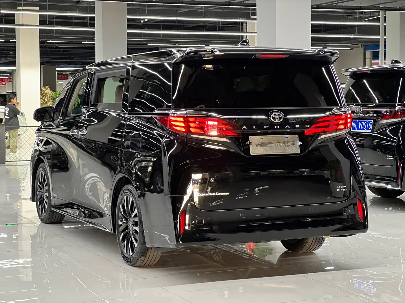 Toyota Alphard 2024 Hybrid 2.5L Ultimate Enjoyment Edition фото 6