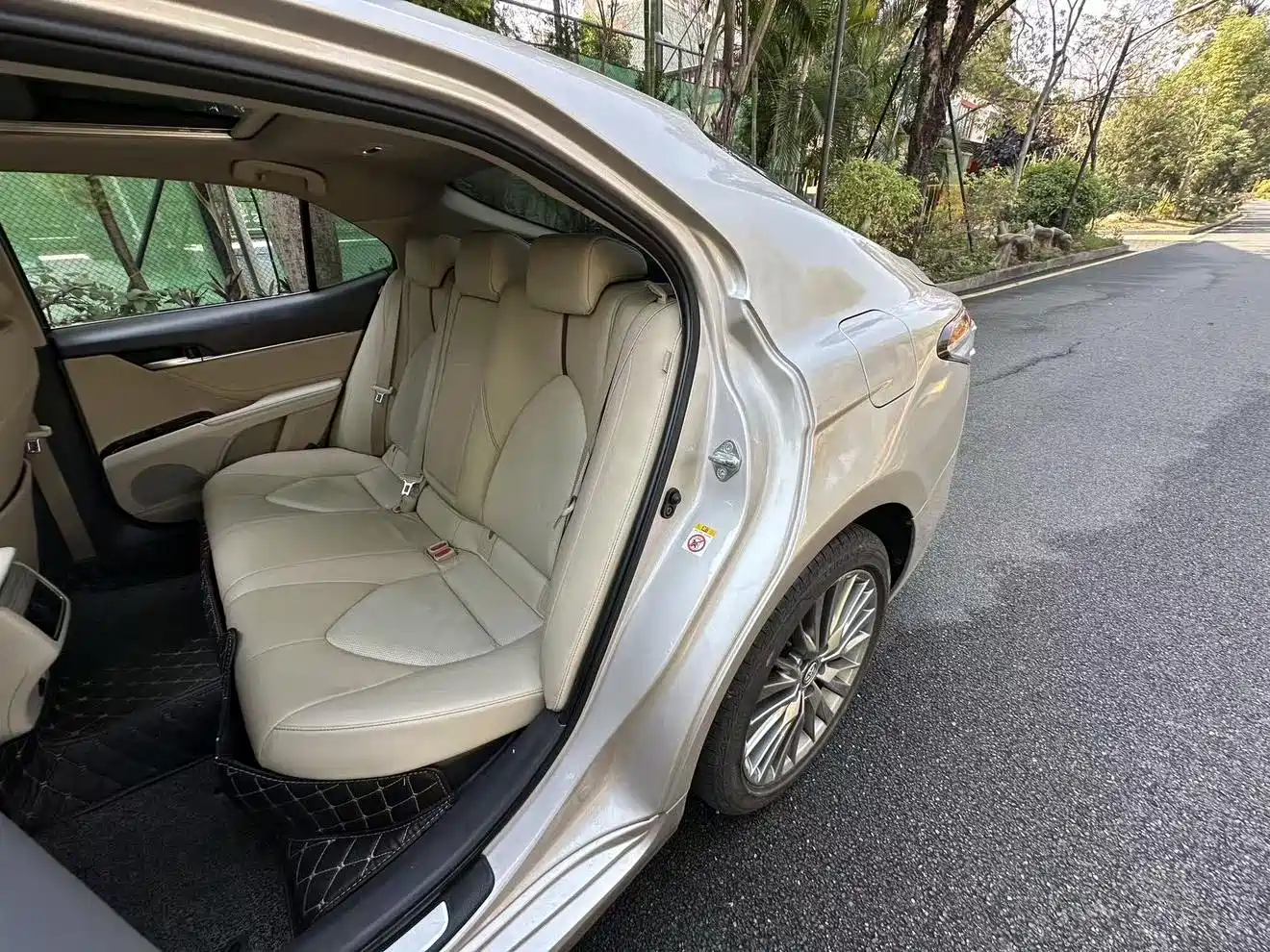 Toyota Camry 2018 Hybrid 2.5HG Luxury Edition фото 10