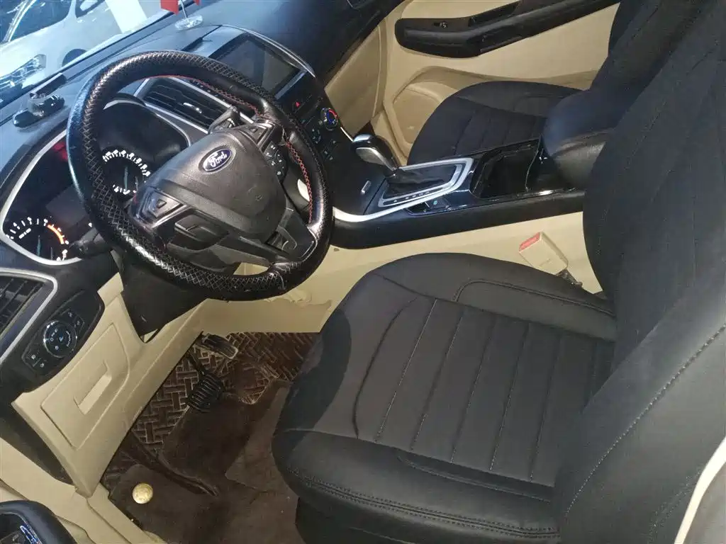 Фото 15 - Ford Edge