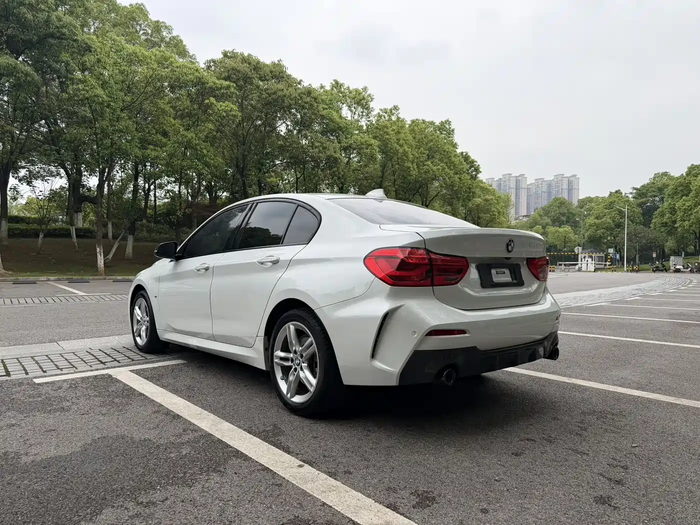 BMW 1 Series 2022 120i M Sport Shadow Edition фото 4