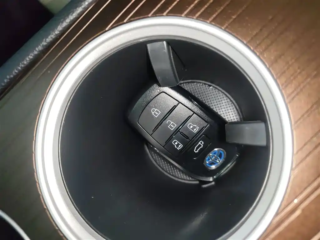 Toyota Sienna 2023 2.5L Hybrid Luxury Edition фото 9